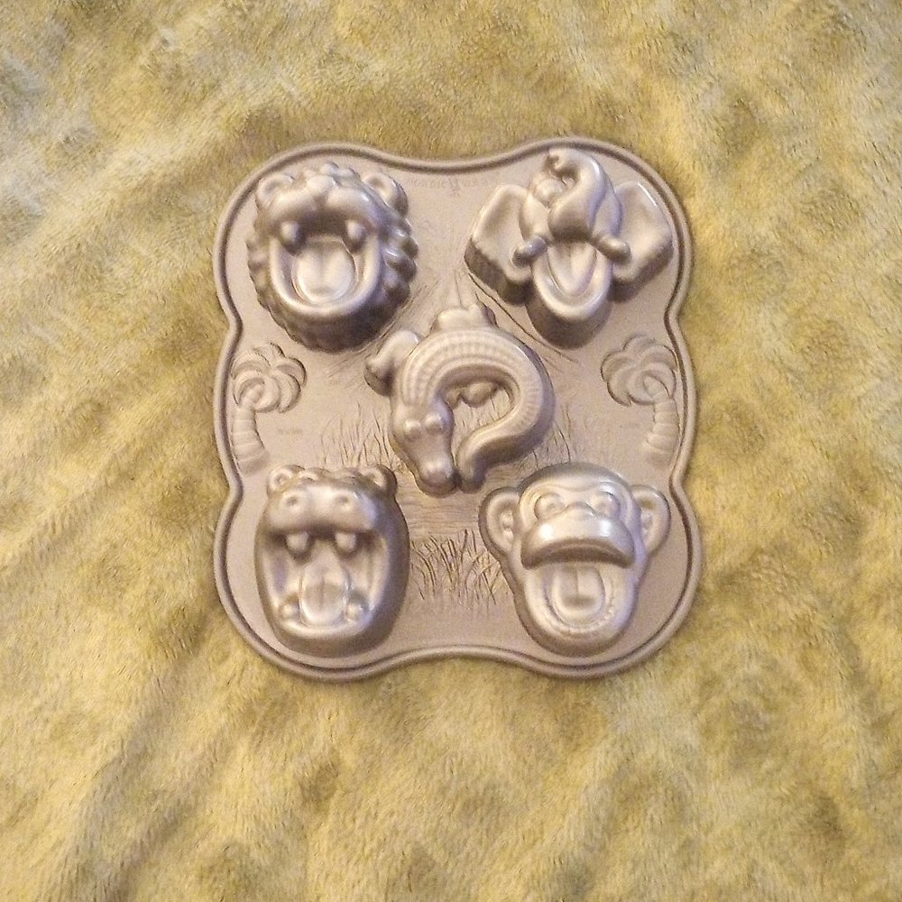 Nordic Ware Pro Cast Hungry Animals Cake and Ice Cream Pan
